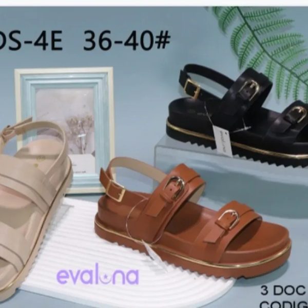 Sandalias con filo dorado calzadas