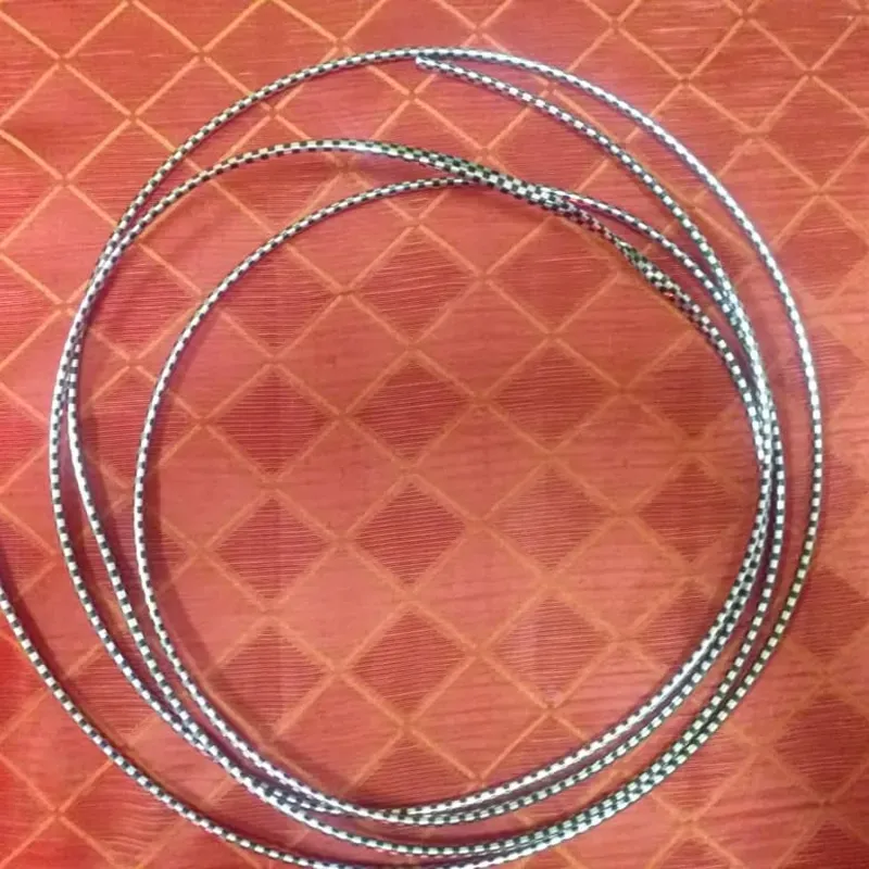 CINTA EMBELLECEDORA  COLOR PLATEADO CON PINTAS NEGRAS