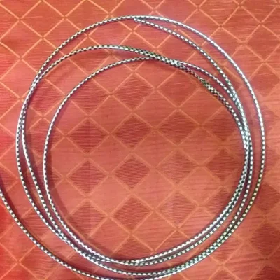 CINTA EMBELLECEDORA  COLOR PLATEADO CON PINTAS NEGRAS