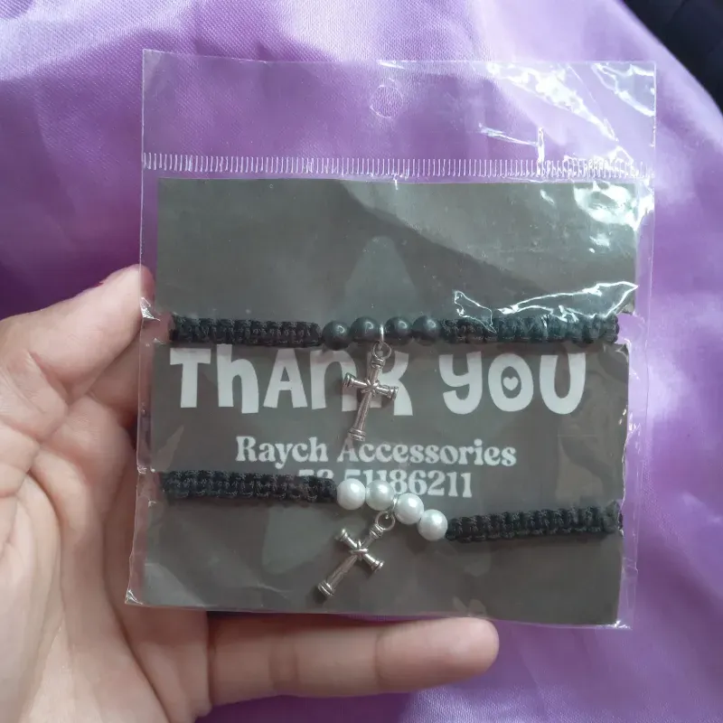 Pulseras tejidas con cruz