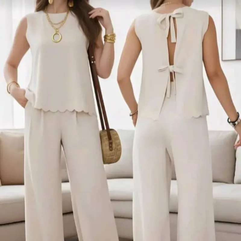 Conjunto beige de blusas sin mangas y pantaloneta