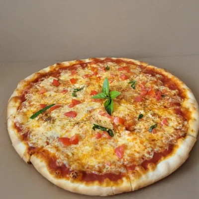 Pizza Margarita con Tomate y Albahaca