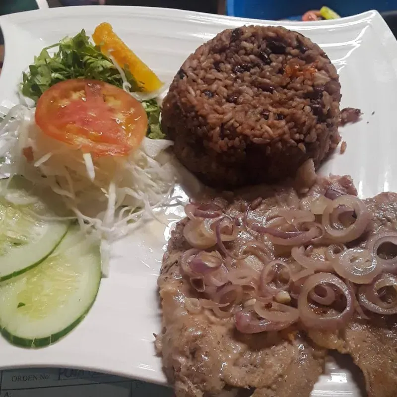 Bistec de cerdo encebollado