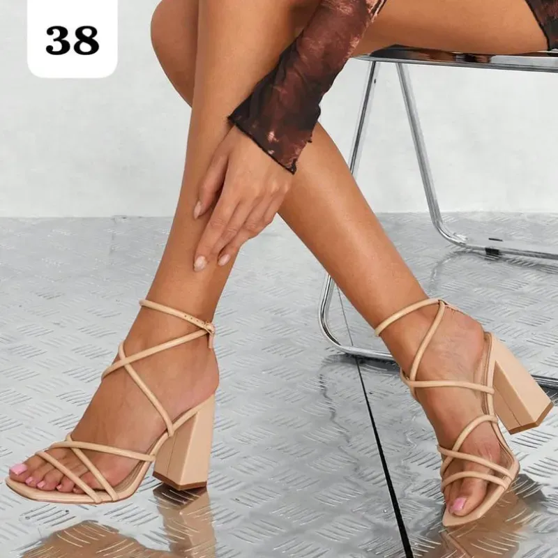  Sandalias beige de tacón cuadrado