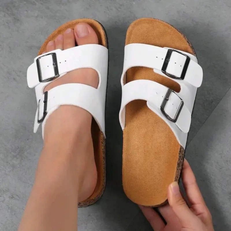 Practicas blancas con hebilla plateada