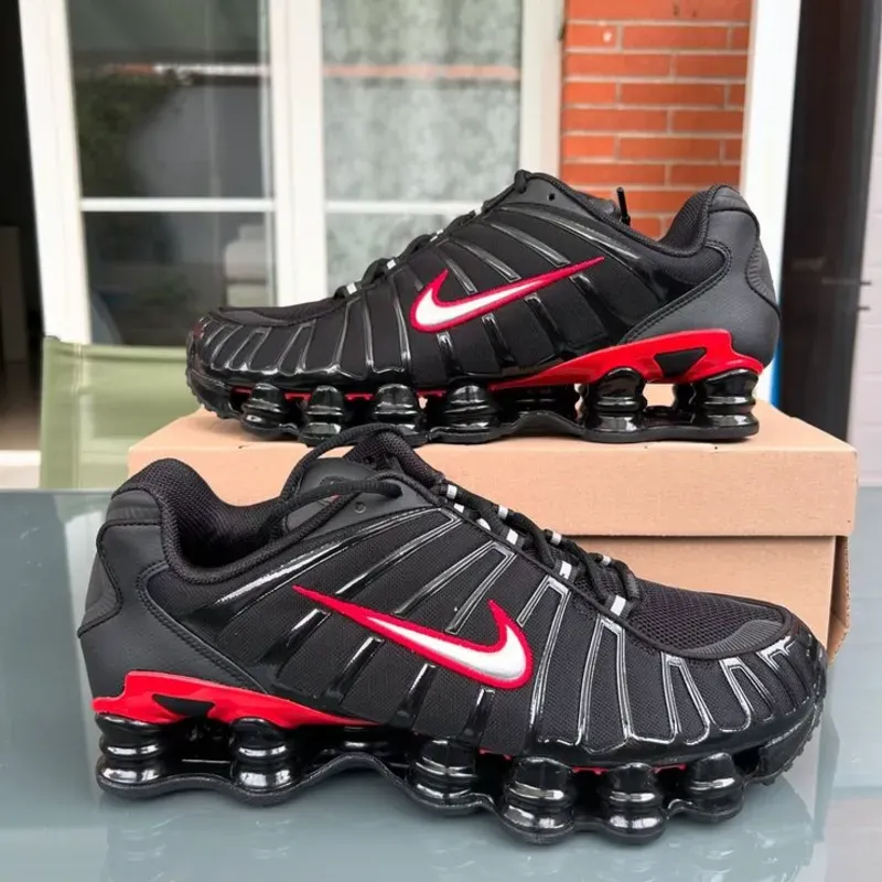 Nike de Muelles Negros y Rojos