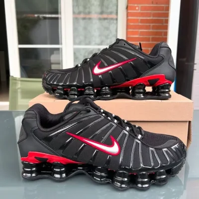 Nike de Muelles Negros y Rojos