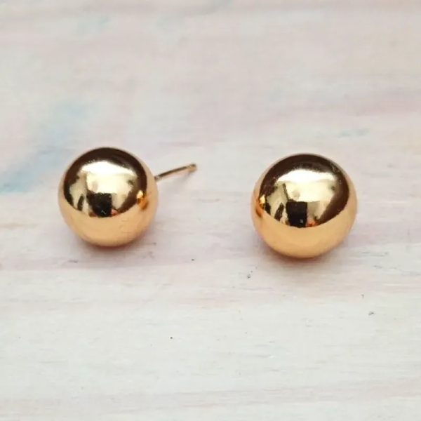 Aretes de bola dorada grande