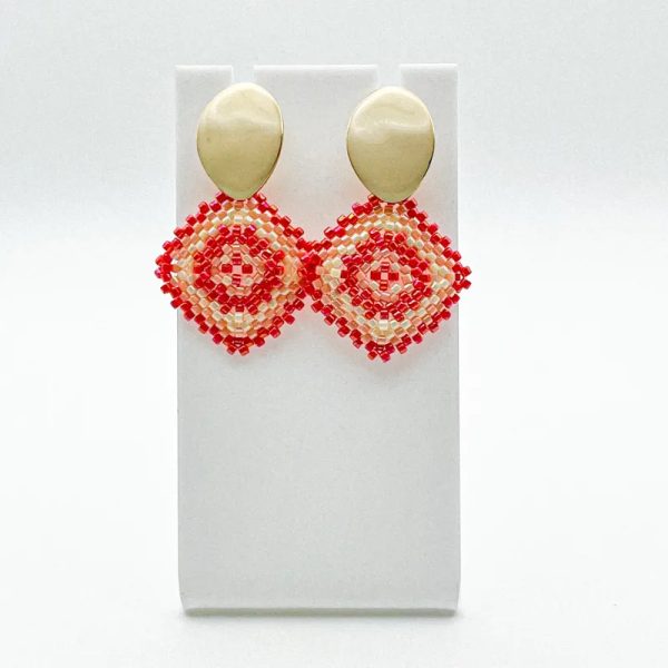 Aretes tejidos con herrajes esmaltados