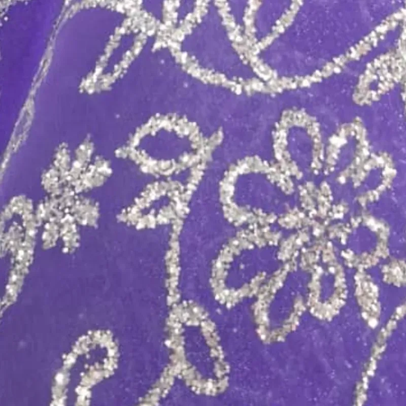 Organza morada adornada en plata