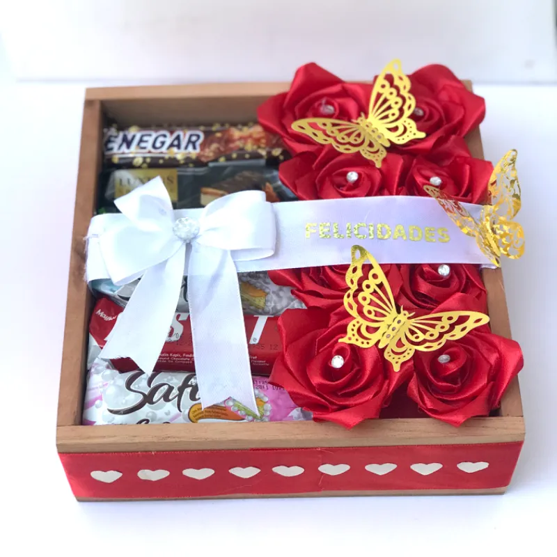 Cajita de Madera con rosas y Chuches