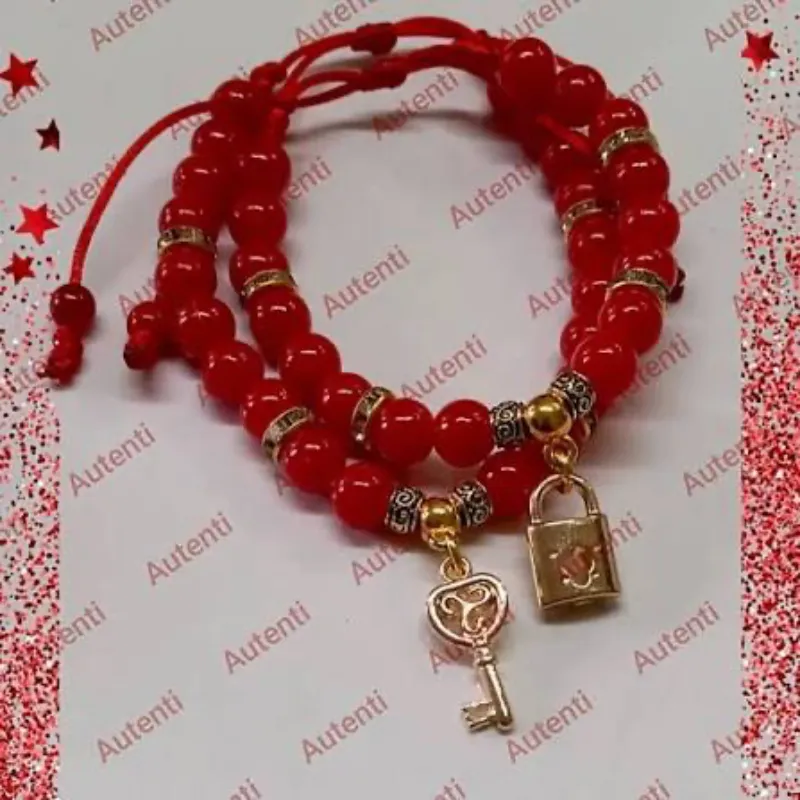 Juego de pulsos de llave y candado dorado con perlass rojas