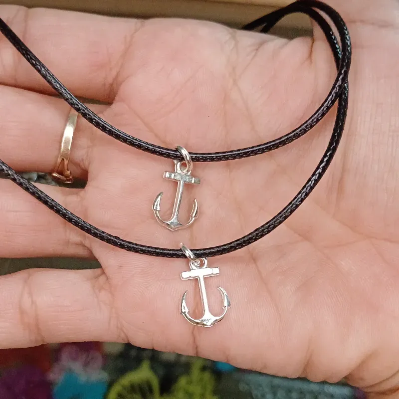 Collar para hombre con dije de ancla