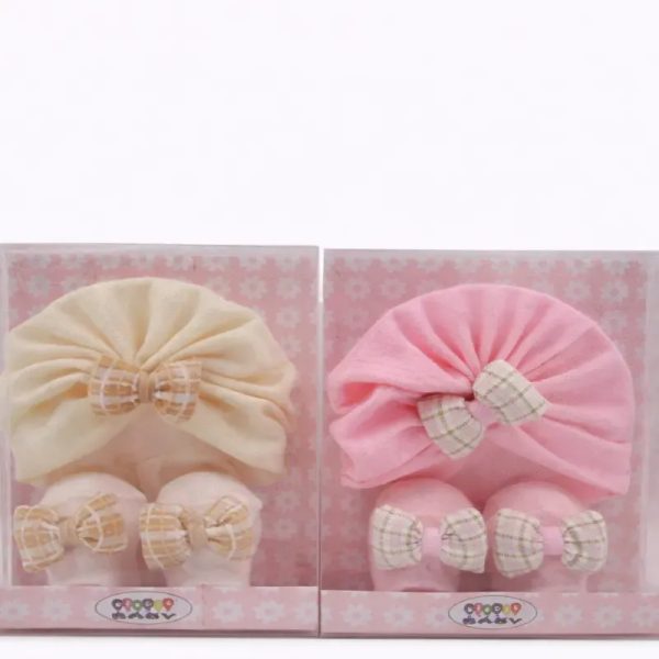Conjunto de Gorro y Botitas para Bebé con Lazos