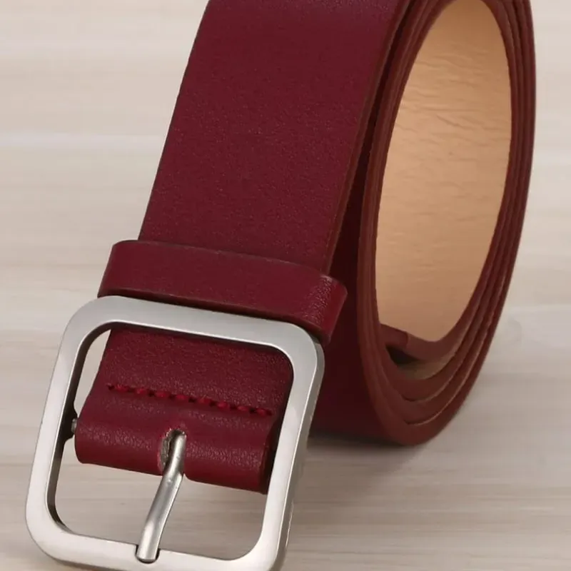  Cinturón Maroon Classic – Elegancia sobria con diseño limpio y presencia estratégica