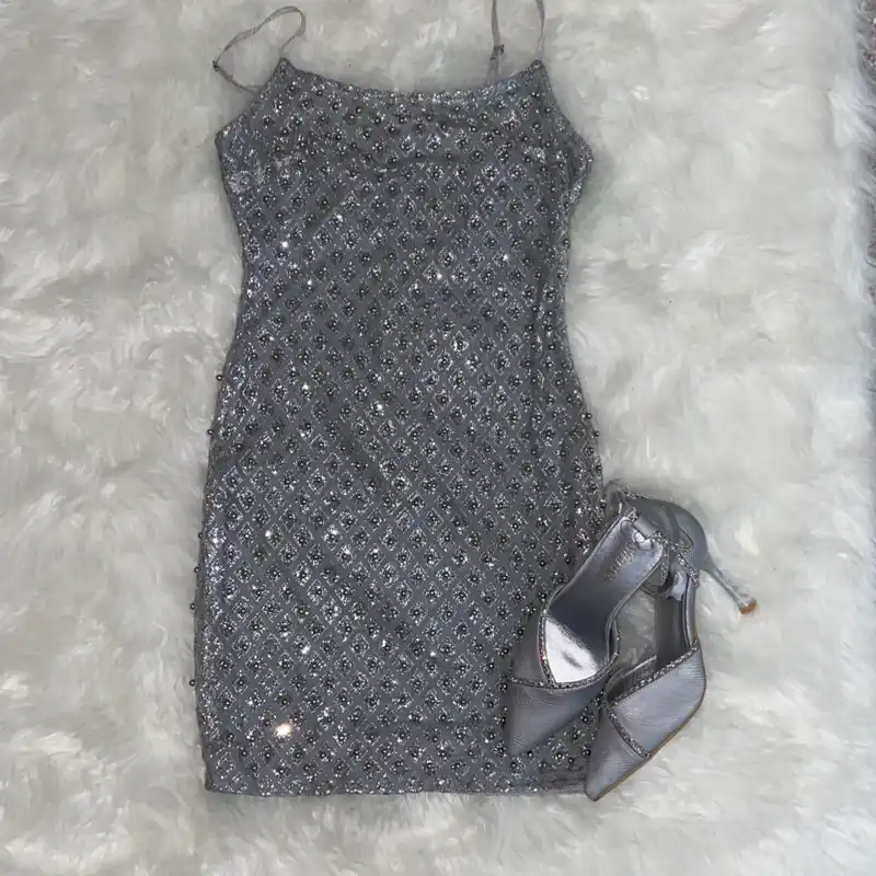 vestido plateado de brillos