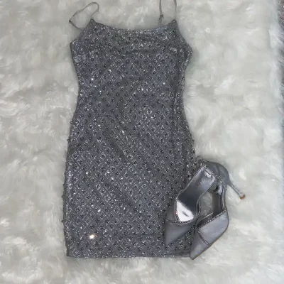 vestido plateado de brillos
