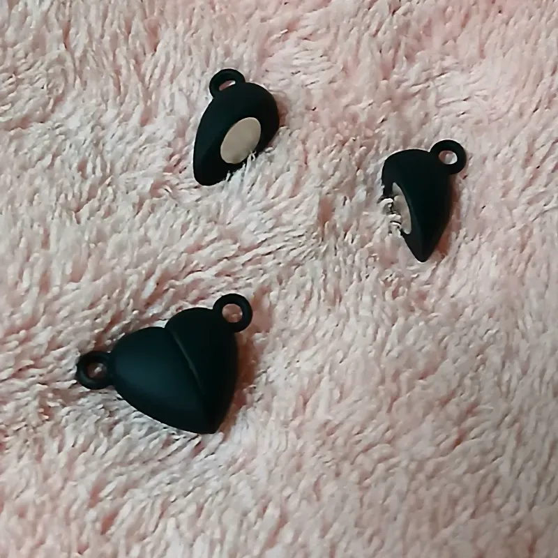 Corazones imantados negros