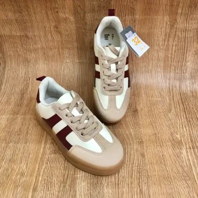Tenis color crema con detalles en rojo y beige