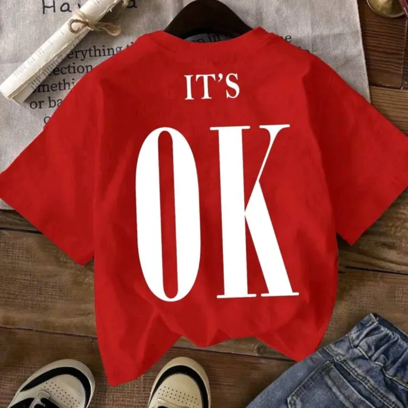 Camiseta roja con diseño de letras en la espalda