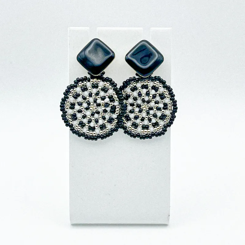 Aretes tejidos con herrajes esmaltados