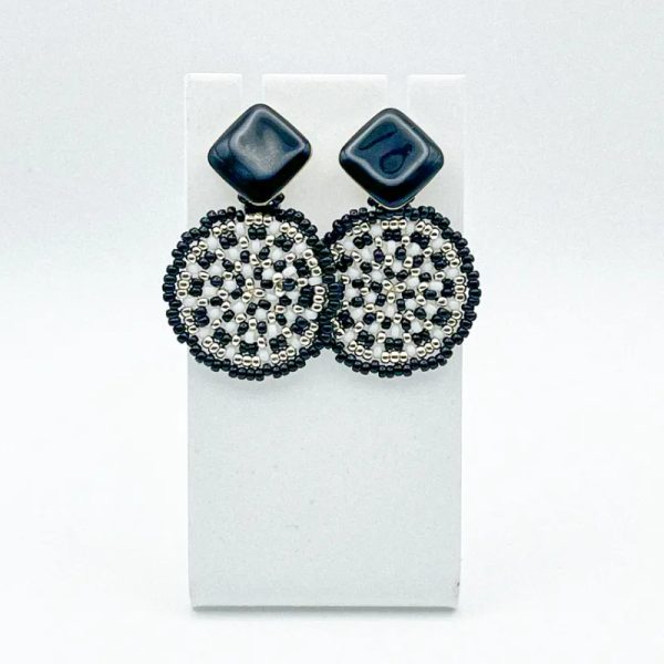 Aretes tejidos con herrajes esmaltados