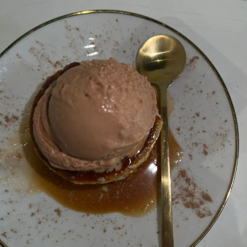 Flan con helado
