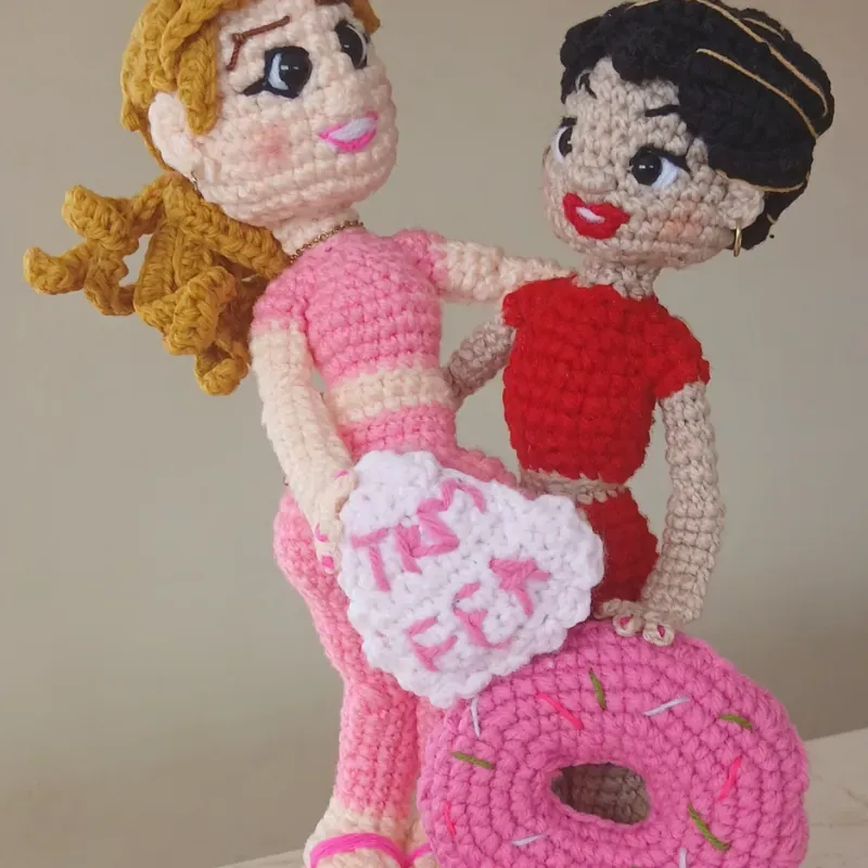 Amigurumis combinados en estatuilla