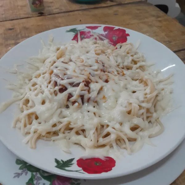 Espaguetis Napolitano con queso Gouda