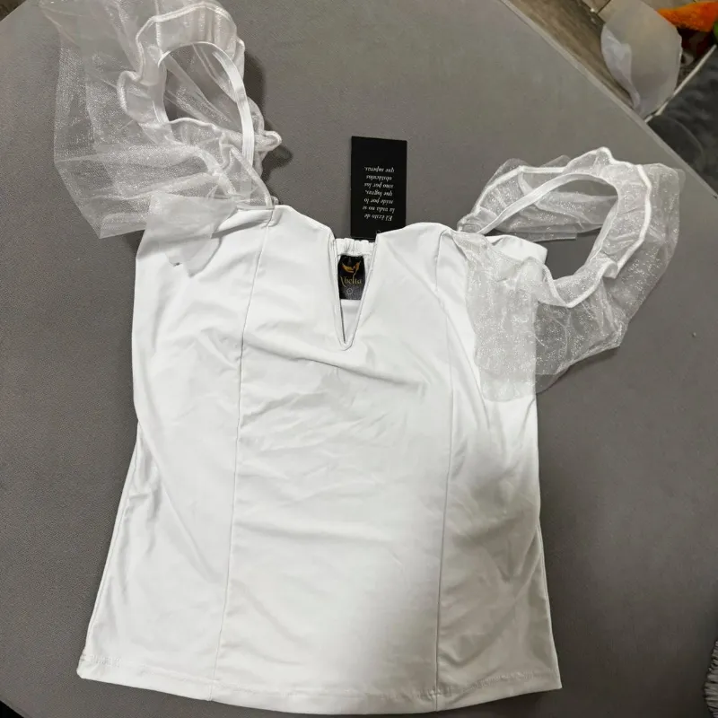 Blusa blanca con mangas transparentes