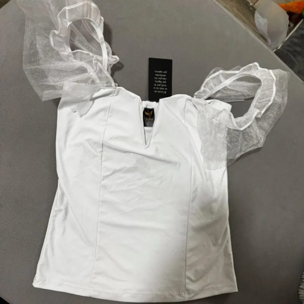Blusa blanca con mangas transparentes