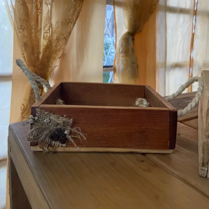 Bandeja pequeña de madera, decorada con granos de café
