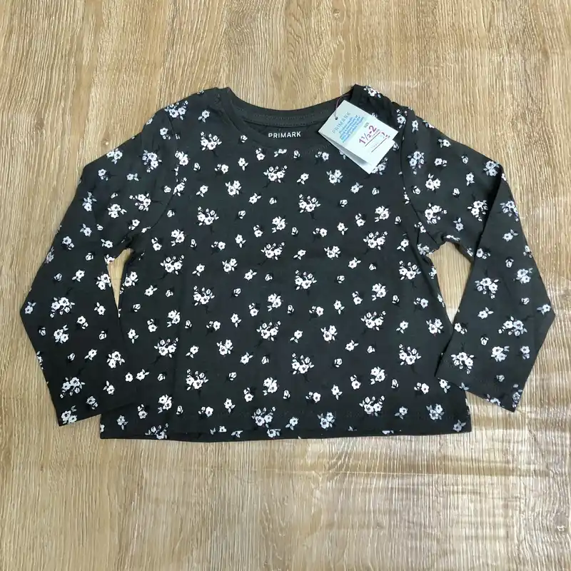 Enguatada negra con flores blancas