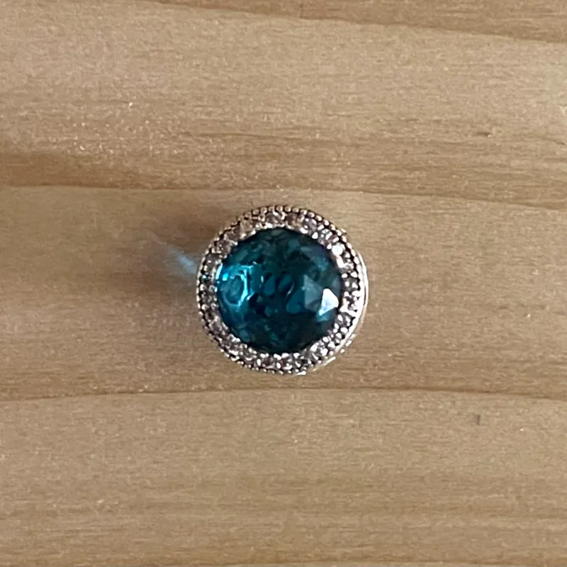 Charm de piedra azul claro