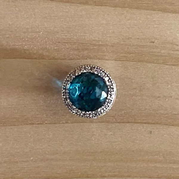 Charm de piedra azul claro