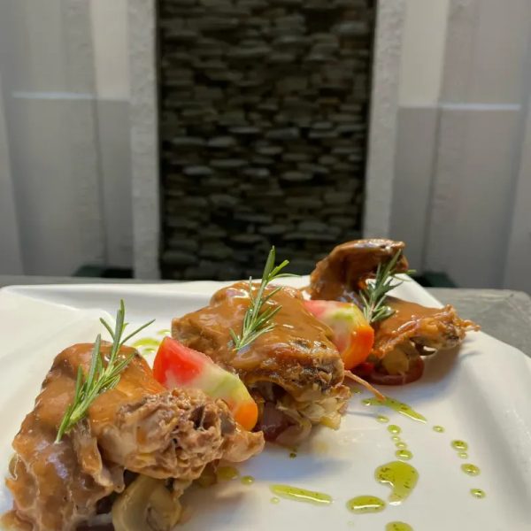 Conejo en Salsa Cazadora