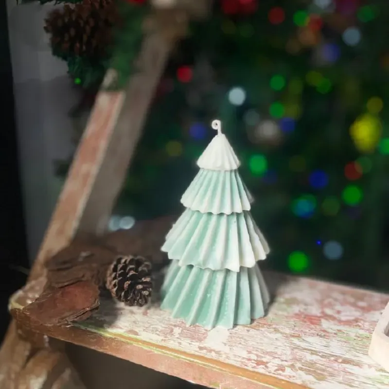 Vela de soja en molde de pino.