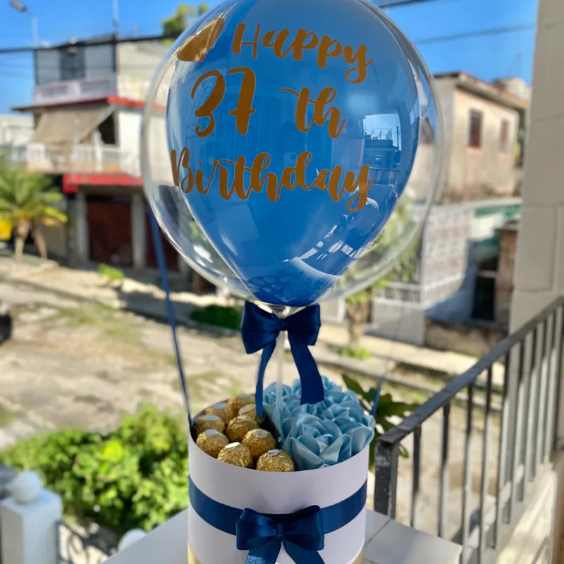 10 Ferrero Rocher+ 6 Rosas Eternas + Globo Burbuja