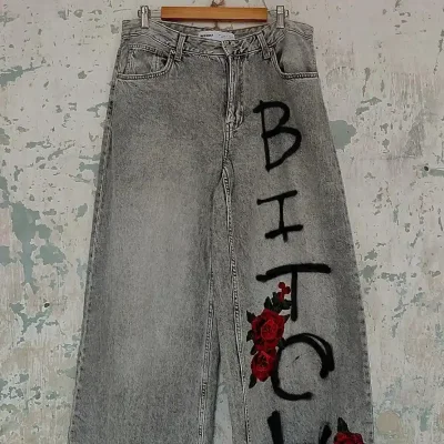 Pantalon baggy con grafitti y rosas