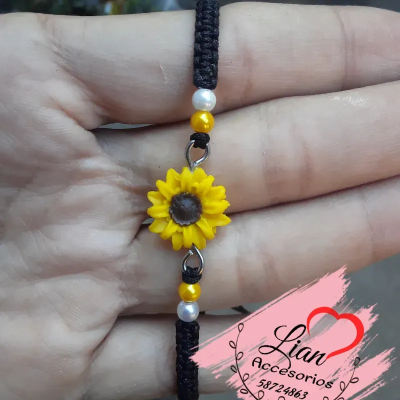 Pulsera tejida con  girasol