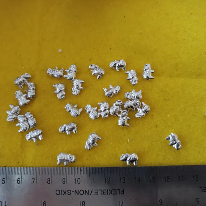 Elefantes plásticos plateado