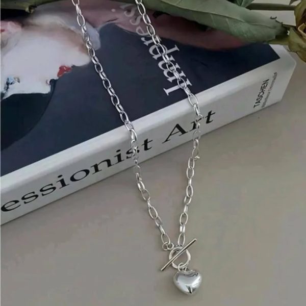 Collar de plata en forma de corazón