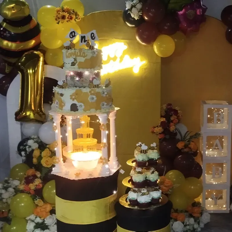 Cake con soporte de acrílico, luces y fuente de agua