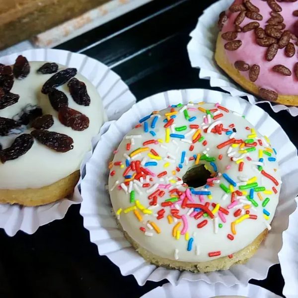 DONAS CON COBERTURA DE CHOCOLATE BLANCO