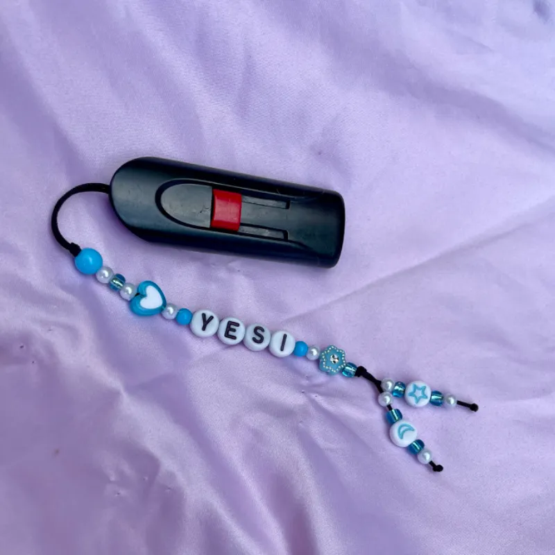 Mini colgantes para memorias o celulares