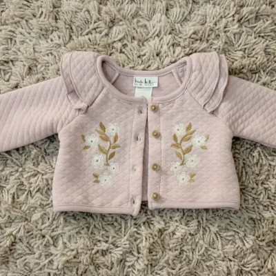 Abrigo c/ flores bordadas