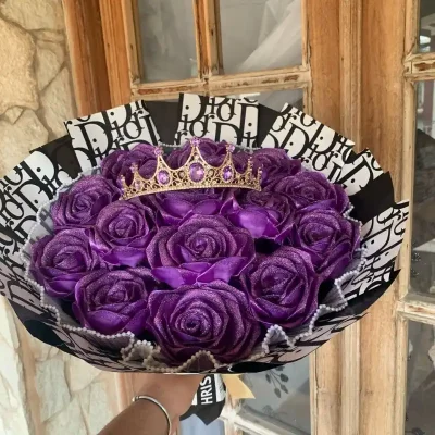 Ramo de lujo Dior morado con Glitter y tiara