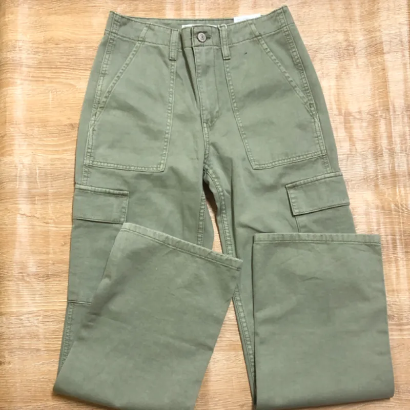 Pantalón Cargo marca Mango color verde