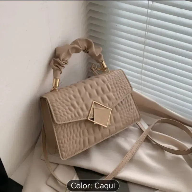 Cartera con cierre geométrico y asa con textura