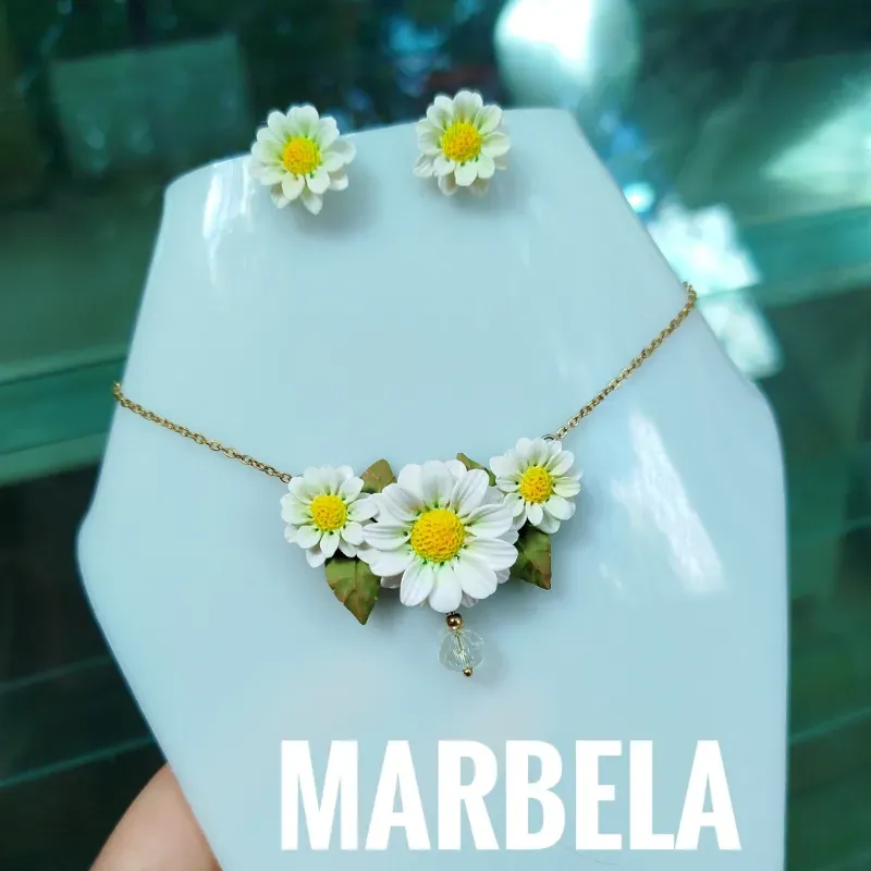 ✨ Juego de Aretes y Collar triple de Margaritas✨